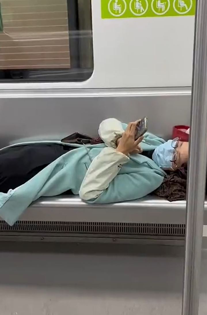 中年妇横躺独霸多个车厢座位。