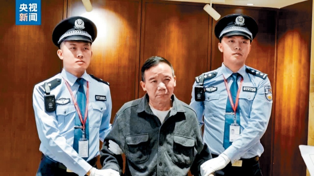江西瑞金扶贫和移民办主任曾能贵被引渡回国。央视