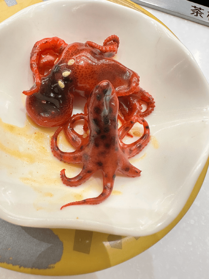 上海女網民在「爭鮮」吃到藍環章魚，拍下照片求證。