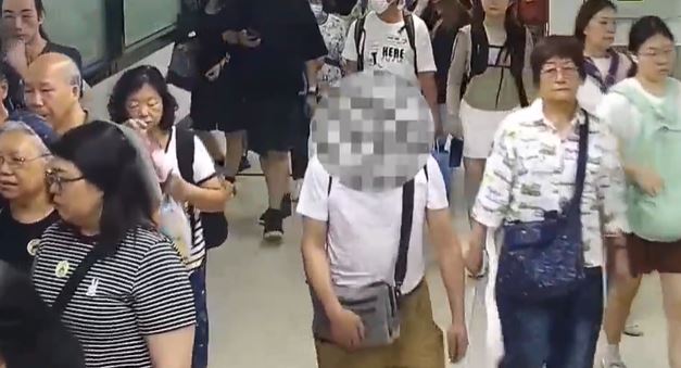X光機顯示男子隨身行李有可疑。海關發布 X光機顯示男子隨身行李有可疑。海關發布