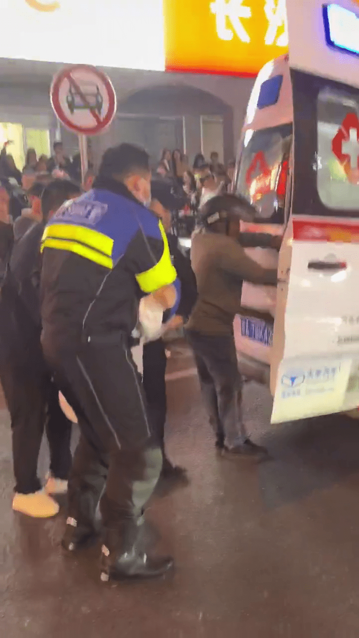 傷者被送院。 傷者被送院。