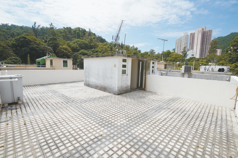 村屋附有650方呎天台，望開揚山景及樓景。