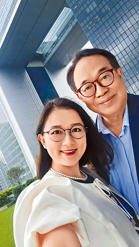 卢伟国与余仲欣甜蜜恋爱。 卢伟国与余仲欣甜蜜恋爱。