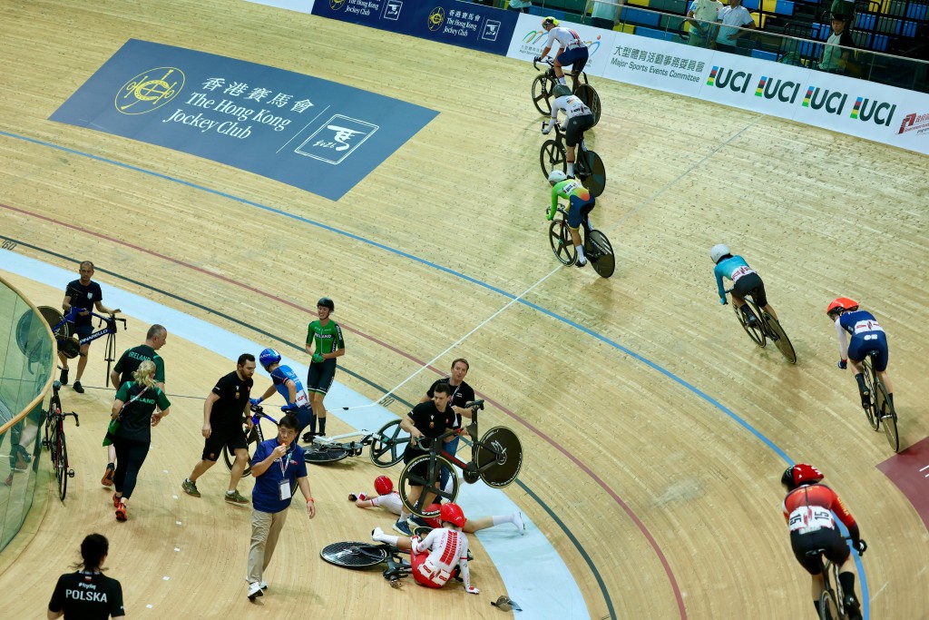 女子麦迪逊赛（共120个圈）途中曾出现炒车，幸香港队（右蓝衫）没被连累。徐嘉华摄