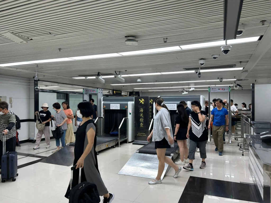 羅湖口岸的大行李安檢，也受惠加設小行李通道，變得更順暢。本網記者攝