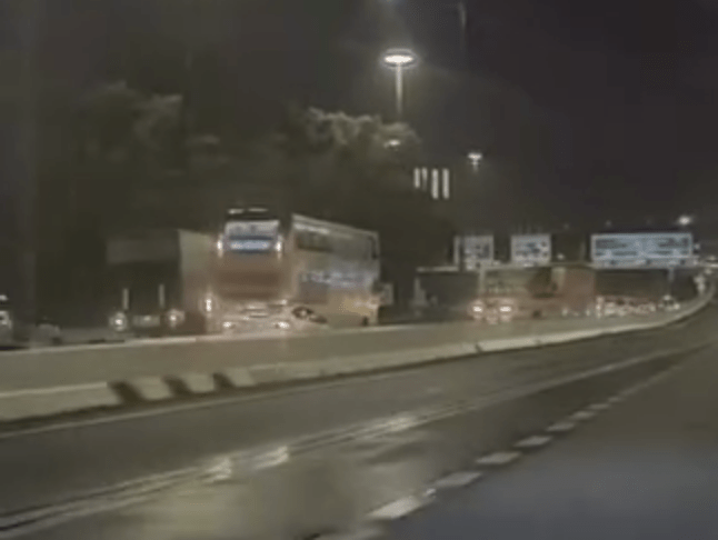 有車Cam拍攝到密斗貨車翻側一刻。Threads:dp42_hehehaha 有車Cam拍攝到密斗貨車翻側一刻。Threads:dp42_hehehaha