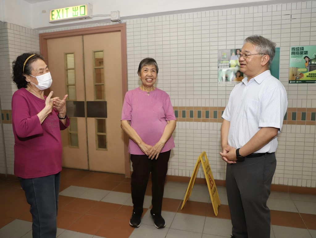 徐浩光到访荃湾满乐大厦，与居民和清洁员工交谈实行垃圾收费「先行先试」情况。环境局FB