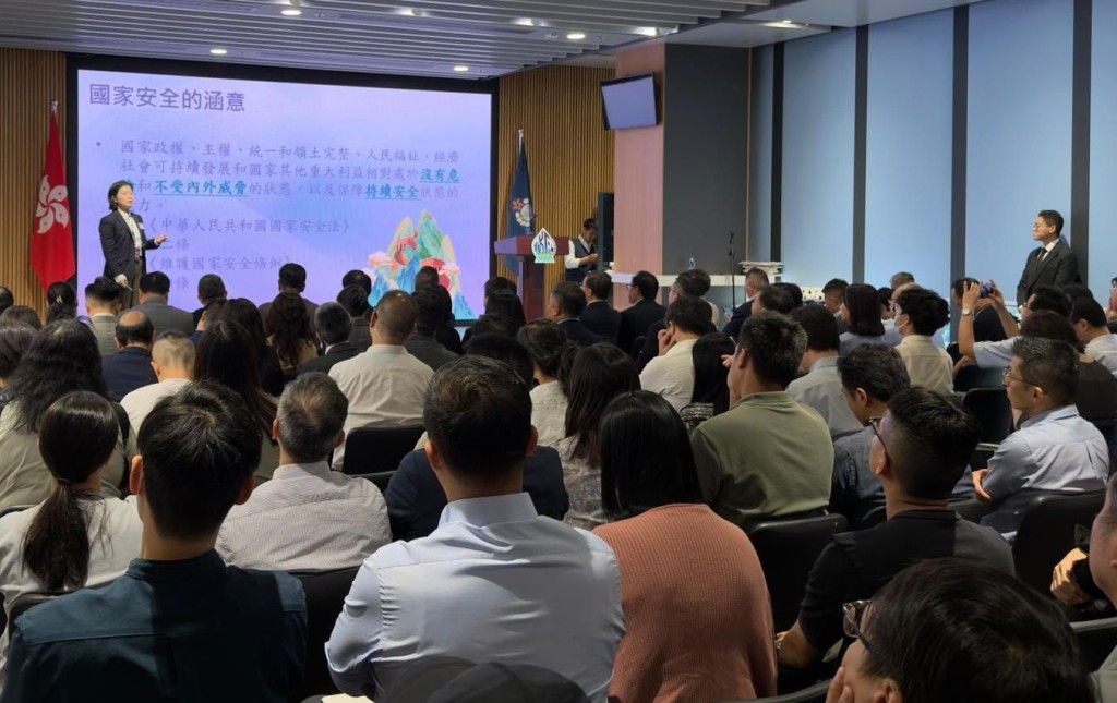 東九龍總區防止罪案辦公室主任潘以靖總督察向老師簡介「警務處國家安全教育參考套件」。套件融合了教育界的專業意見，提供具體的教學案例和活動設計，協助教師將國家安全教育自然融入日常教學。