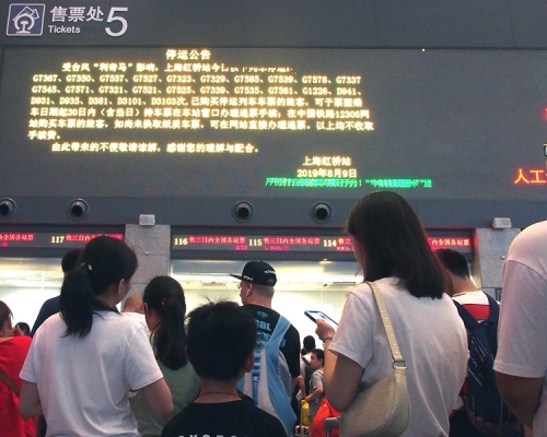 上海虹桥站展示多班列车停运。新华社