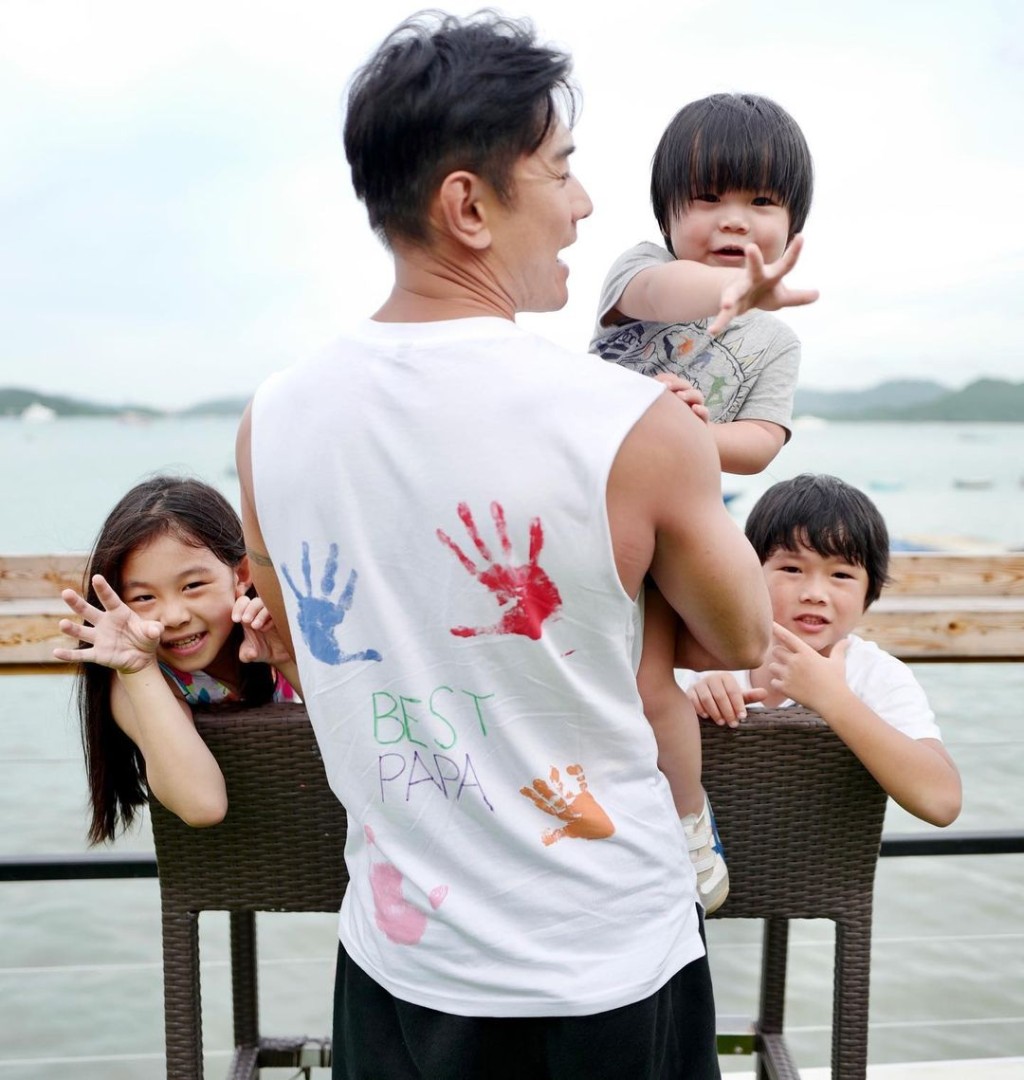 黃祥興有幫手照顧三個小朋友。