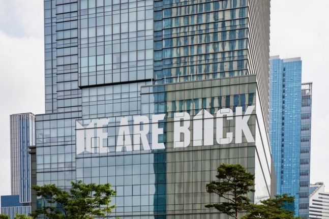 大樓外有「我們回來了」的字句,熱烈歡迎BTS回歸。 大樓外有「我們回來了」的字句,熱烈歡迎BTS回歸。