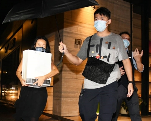 一名約30歲女子險些被一對男女搶去手提袋。