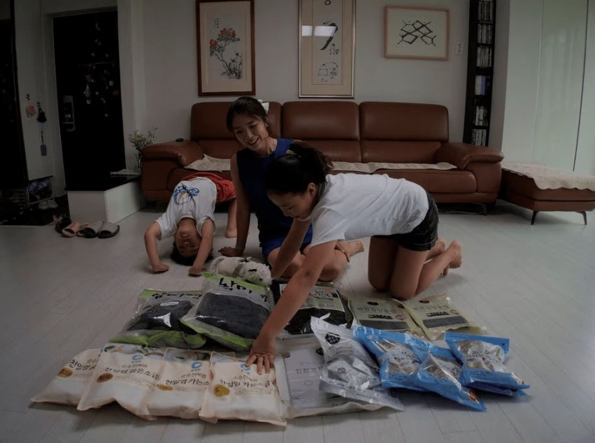 韩国市民受路透社访问时在地上展示海盐、乾海藻和鱼等海产品。路透社