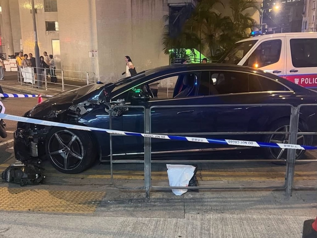 涉案平治於輔仁街及崇仁街交界被截停。FB:車Cam L(香港群組) 涉案平治於輔仁街及崇仁街交界被截停。FB:車Cam L(香港群組)