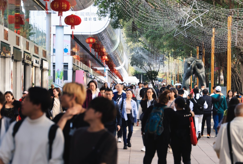 遊客指香港的購物優勢已不如三亞，但文化特色仍具吸引力。