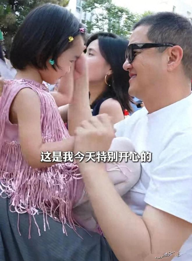 李亞鵬和太太容光煥發跟女兒過六一兒童節。 李亞鵬和太太容光煥發跟女兒過六一兒童節。