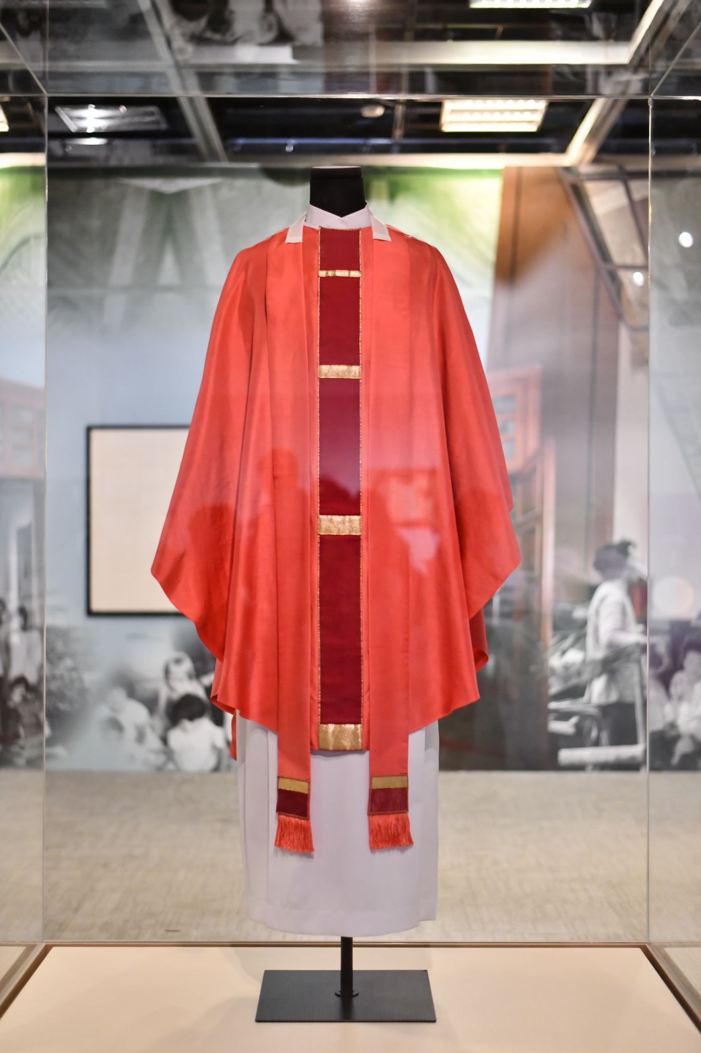 展覽重點展品之一，由位於美國奧西寧的瑪利諾修女會總會借出展覽的神職人員祭衣。