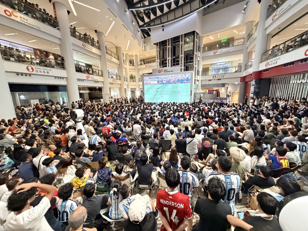 奧海城430吋大電視直播賽事 現場人潮逼爆_。 奧海城430吋大電視直播賽事 現場人潮逼爆_。