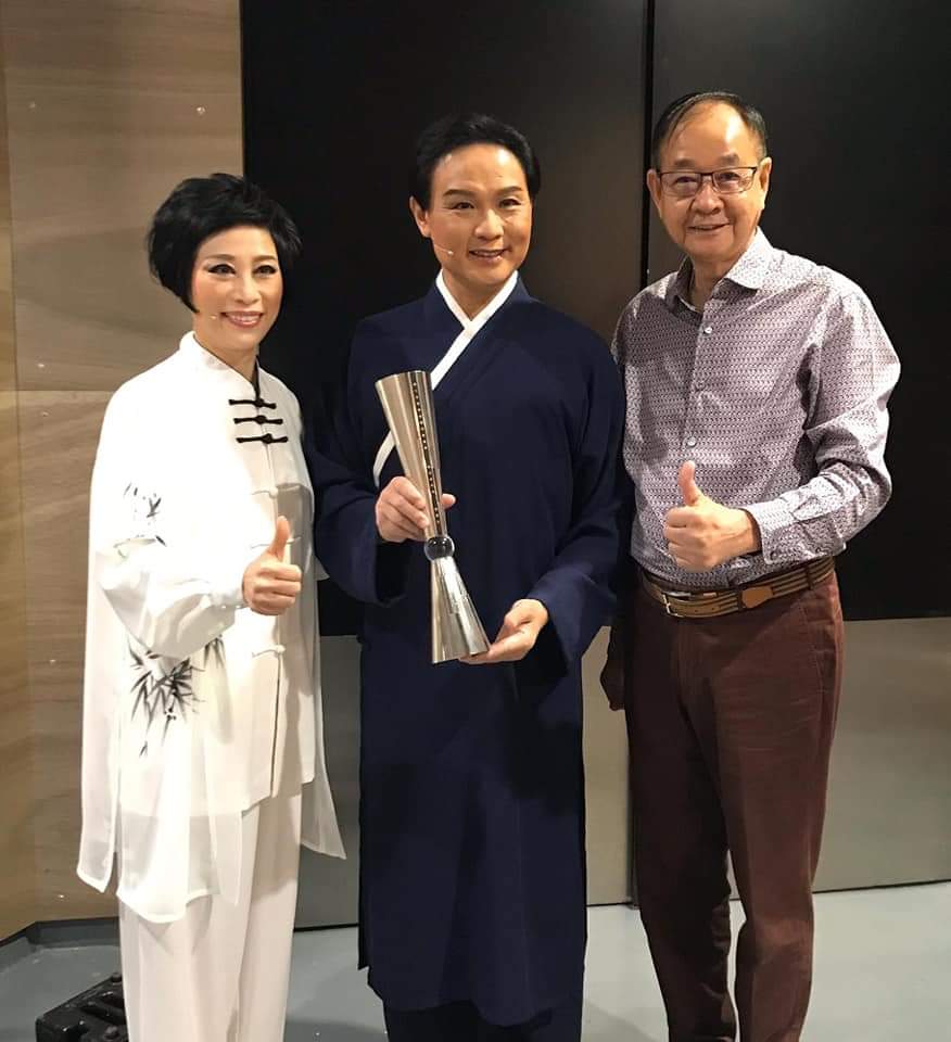 《香江號》行政統籌吳仕福(右)及衛駿輝恭賀龍貫天得獎。