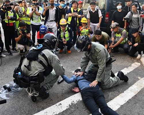 有人昨天發起「全港三罷」，在18區突擊堵路和癱瘓交通，多人被捕。 資料圖片