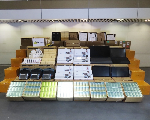 海關在落馬洲站檢獲一批懷疑走私貨物，包括電子產品、電子煙及煙油。政府新聞處圖片
