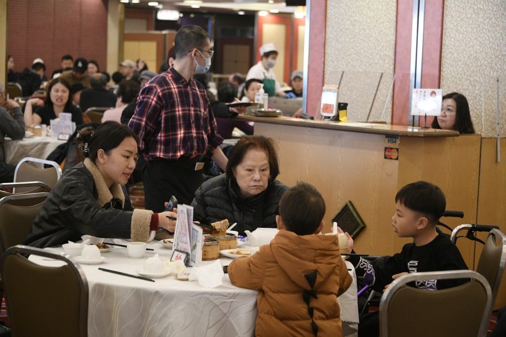 今年年廿九團飯預約情況不錯，惟每枱人數較少。陳浩元攝