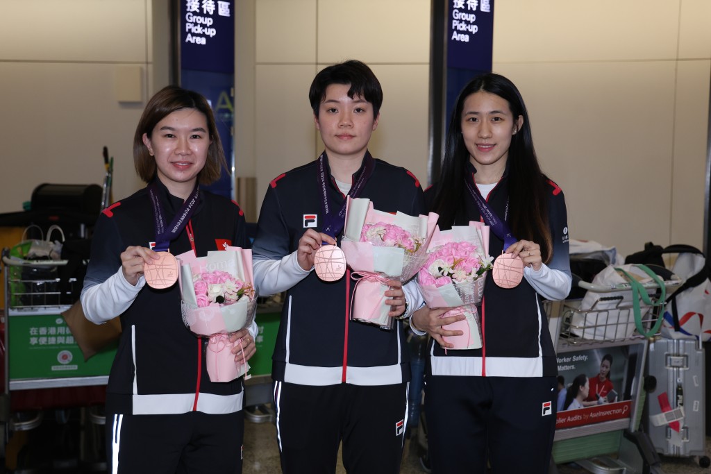 3位世界团体赛铜牌功臣李皓晴（左起）、杜凯琹、朱成竹