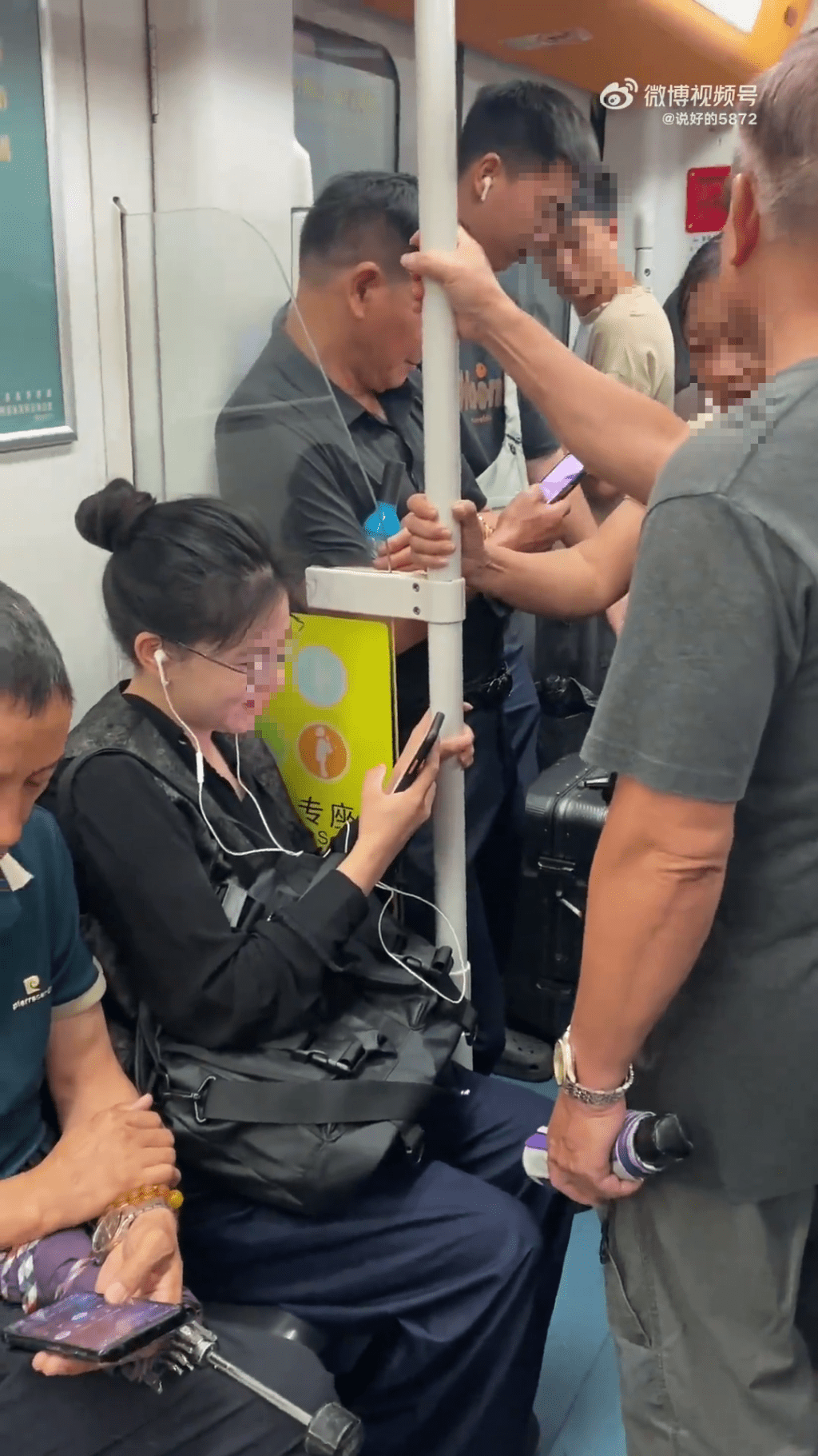 女乘客被長者要求讓座，大叔與婆婆在爭辯。