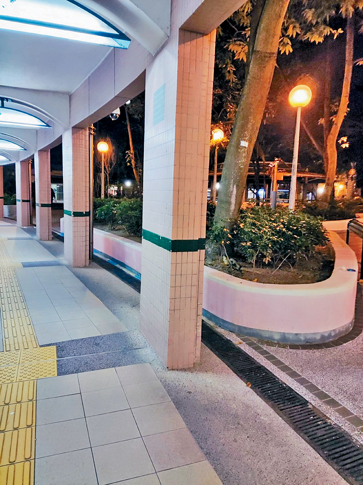 張太在社交平台上載事發現場圖片,指丈夫途經尚德邨尚真樓對開走廊遇襲。