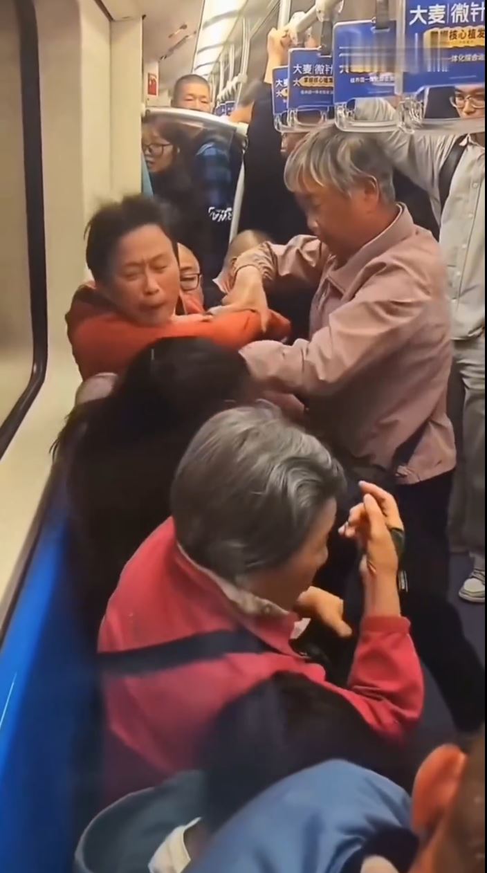 上海2名阿婆争位不遂围殴拒让座女乘客。