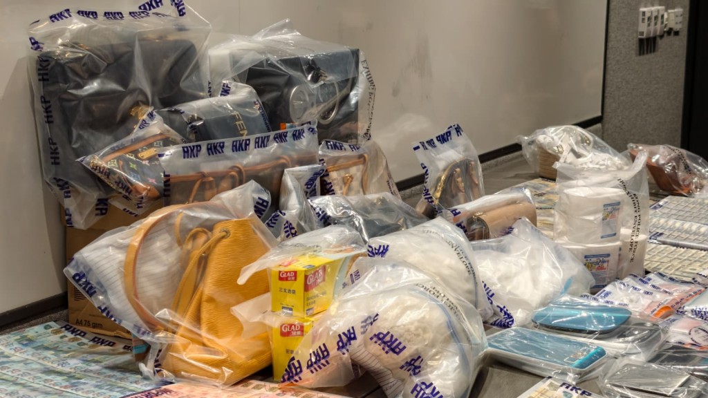 警方在啟德一單位檢獲110萬元現金，名貴手錶手袋等，相信為販毒集團的犯罪得益。黃文威攝