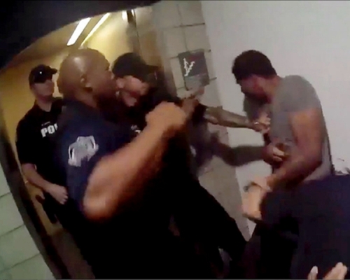 數名警員開始對約翰遜拳打腳踢,其中一人甚至還多次朝其頭部揮拳。AP