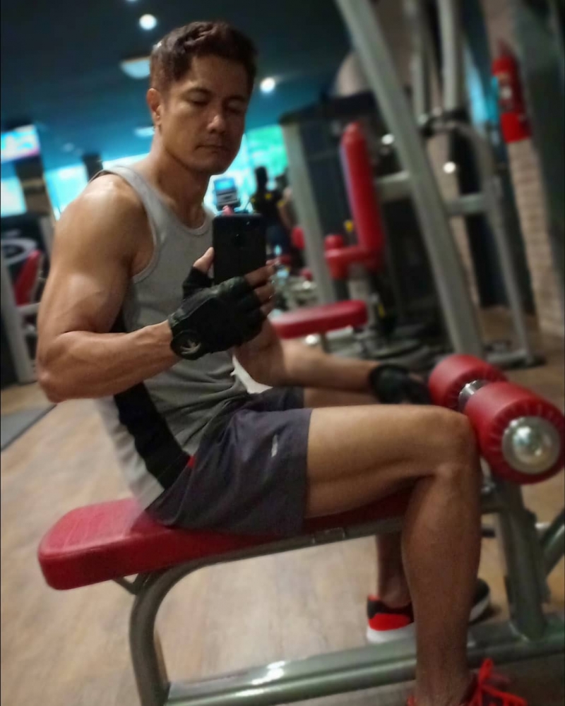 爸passavee閒時愛玩健身。ig