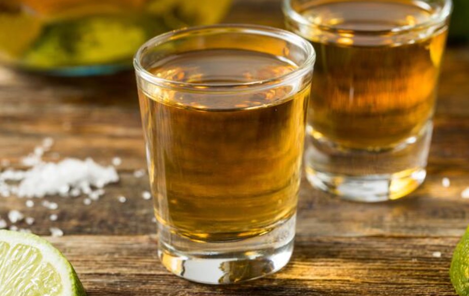 案發於2023年5月7日,被告板谷博希(現年44歲)在名古屋市中區一間餐廳內,與當年25歲的受害女子共餐。在短短90分鐘內,被告不顧受害人身體狀況,強迫其飲下32杯酒精濃度高達40度的龍舌蘭酒。Alamy 示意圖 案發於2023年5月7日,被告板谷博希(現年44歲)在名古屋市中區一間餐廳內,與當年25歲的受害女子共餐。在短短90分鐘內,被告不顧受害人身體狀況,強迫其飲下32杯酒精濃度高達40度的龍舌蘭酒。Alamy 示意圖