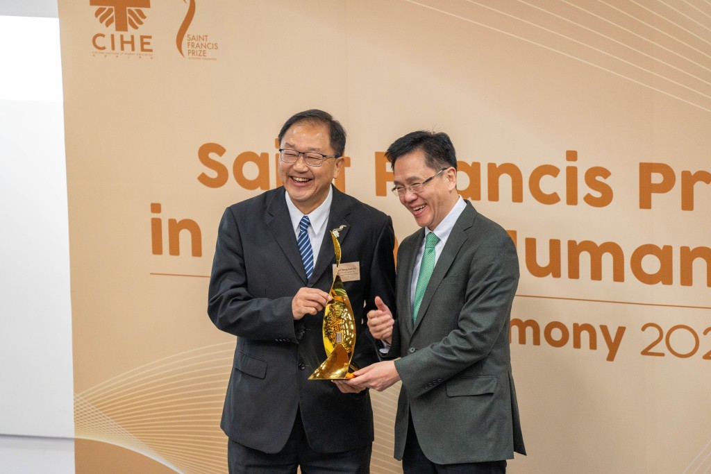 黄锦辉(左)对获奖感到荣幸，形容是对他过去30多年推动自然语言及中文讯息处理研究的认可。