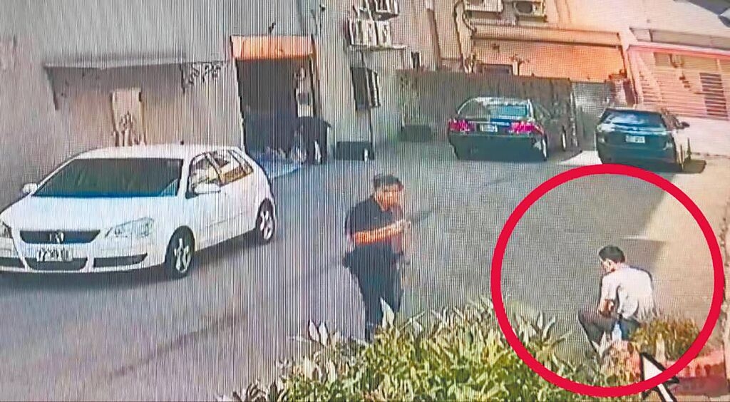 台中市大甲區21歲陳姓女子近日於家中身亡，陳母涉重嫌，陳父（紅圈處）則從證人身分轉列被告。 中時