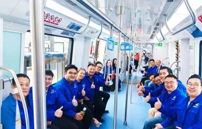 建設者試乘東莞地鐵1號線一期。中鐵二局電務公司