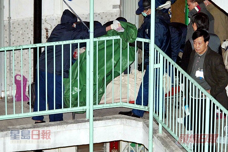 仵工將女死者屍體舁送殮房。資料圖片