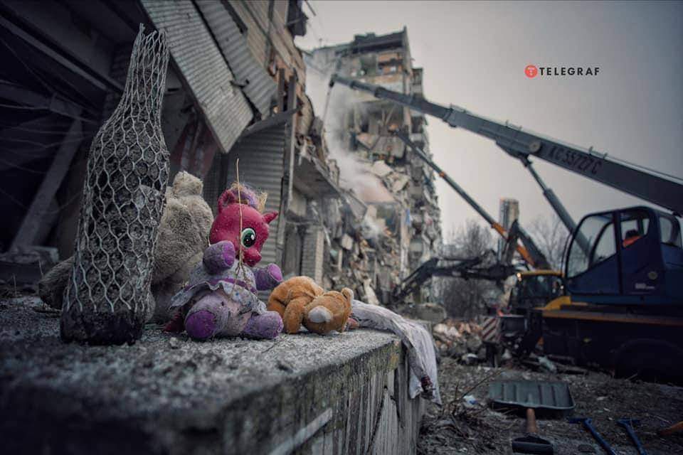 被炸毁的第聂伯罗住宅大厦，变成废墟。网图