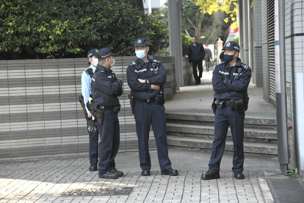 警方於法院外戒備。黃偉強攝