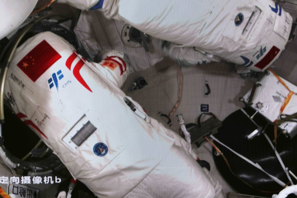 航天员费俊龙开启问天实验舱气闸舱出舱舱门的画面。