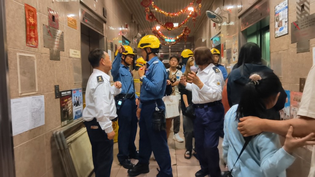 多名居民陸續返回單位。黃文威攝