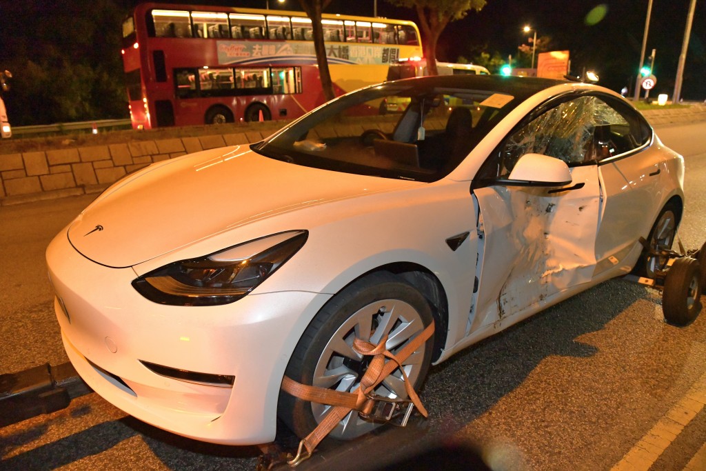 電動私家車Tesla右側車門嚴重損毁，事後被拖走化驗。(徐裕民攝)