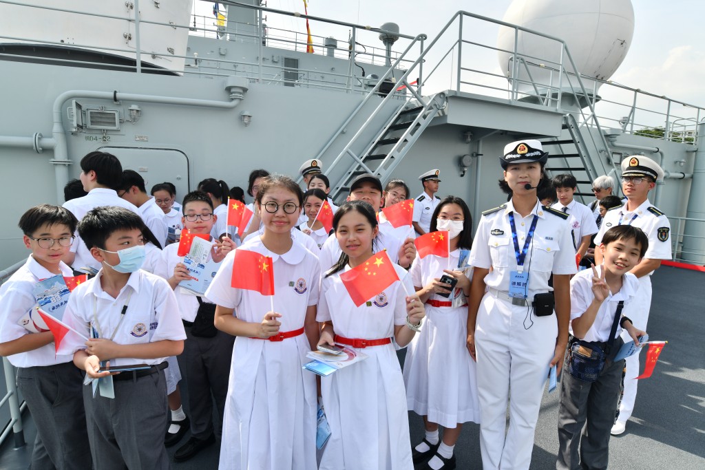 軍艦官兵為學生講解。