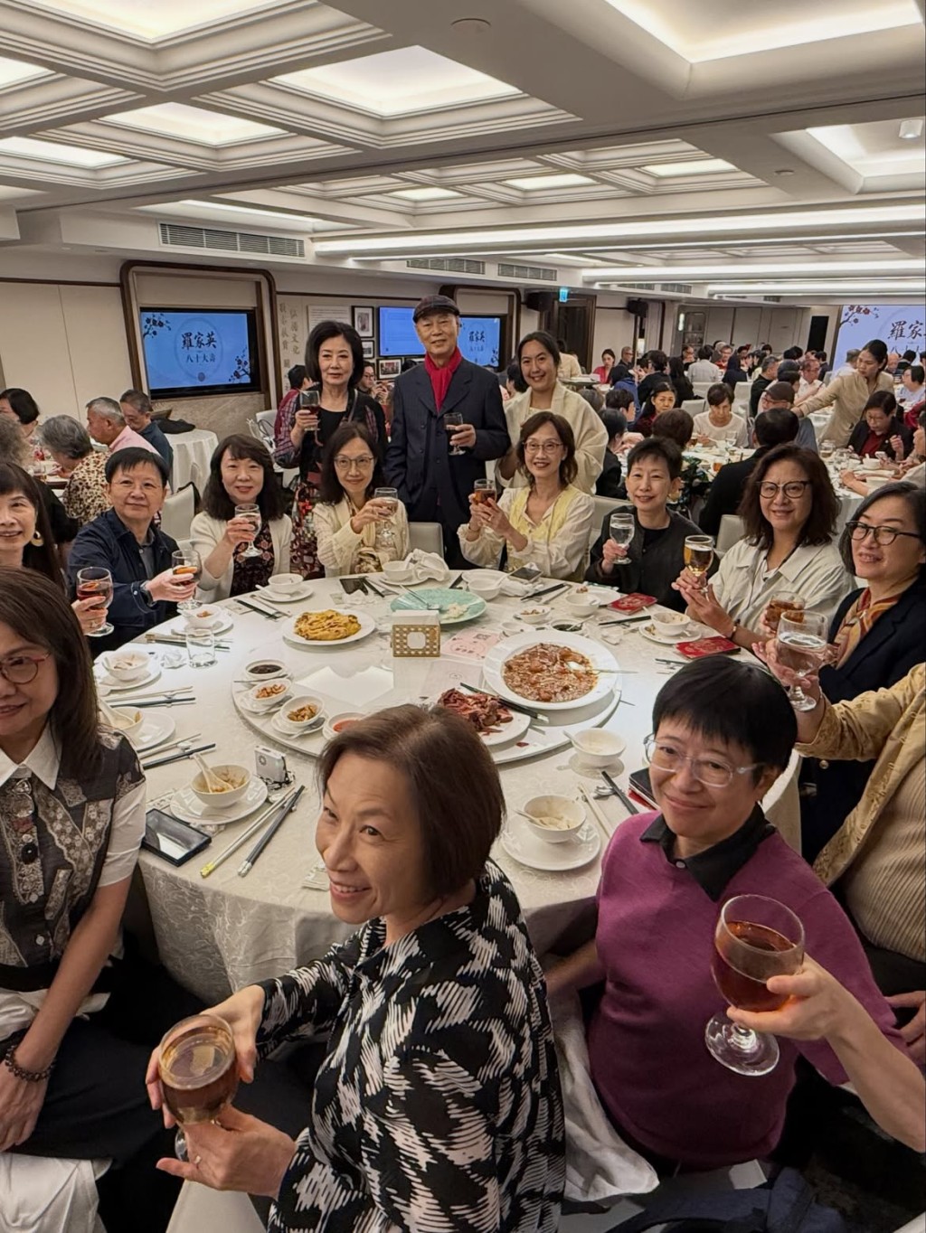見到現場延開多席。