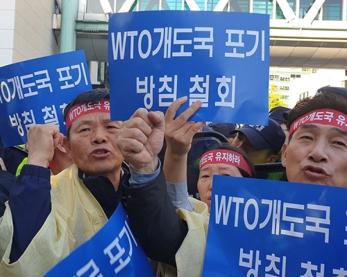 有農民試圖闖入政府大樓向官員傳達訴求,與警方爆發短暫肢體衝突。 網圖