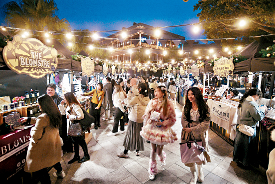 赤柱聖誕市集吸引不少港人及旅客前往，感受節日氣氛。