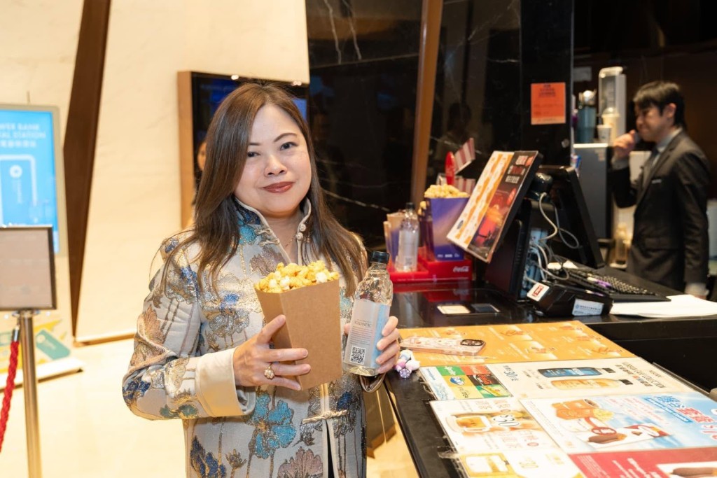 罗淑佩大赞电影弥漫着非常浓厚的乡情和人情味,全素人演员演来丝丝入扣。罗淑佩FB图片 罗淑佩大赞电影弥漫着非常浓厚的乡情和人情味,全素人演员演来丝丝入扣。罗淑佩FB图片