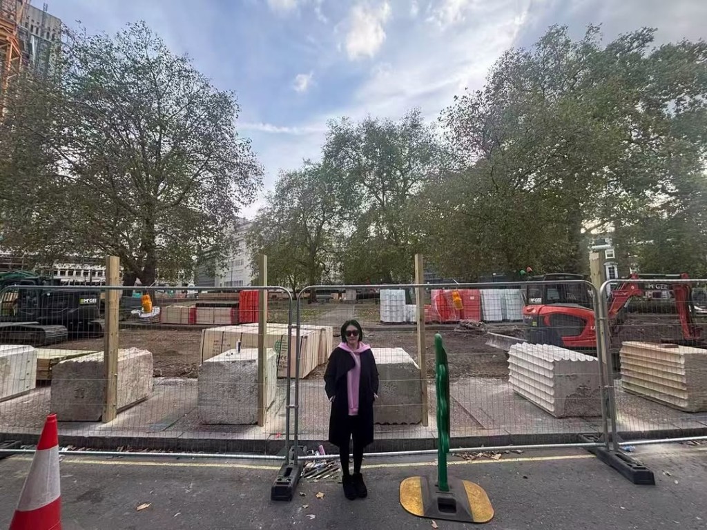 小S徐熙娣遇上公園施工,看不到長椅。 小S徐熙娣遇上公園施工,看不到長椅。