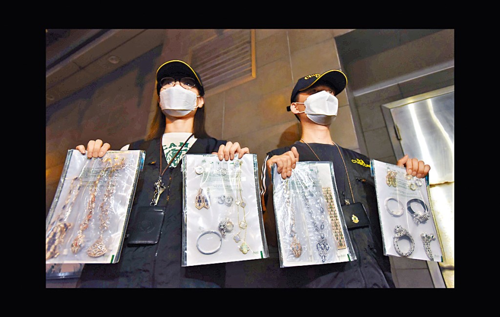 海关展示检获的冒牌首饰。